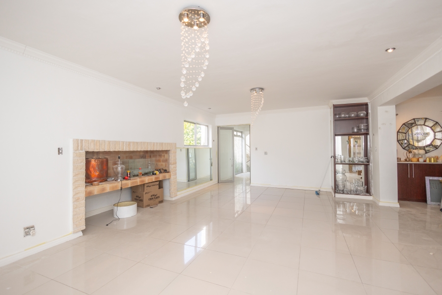 6 Bedroom Property for Sale in Fairway Heights Western Cape